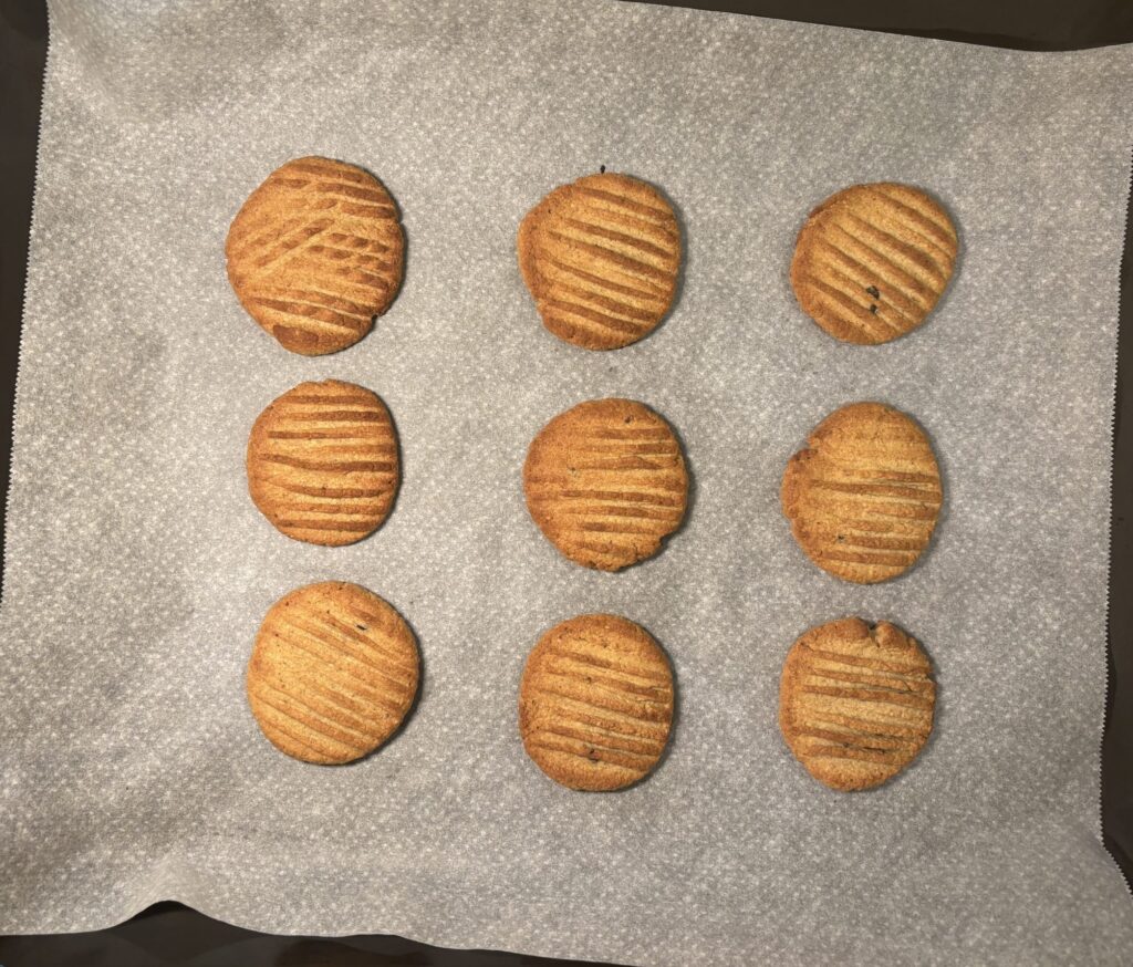 Galletas sin gluten recién horneadas en horno precalentado a 180°C