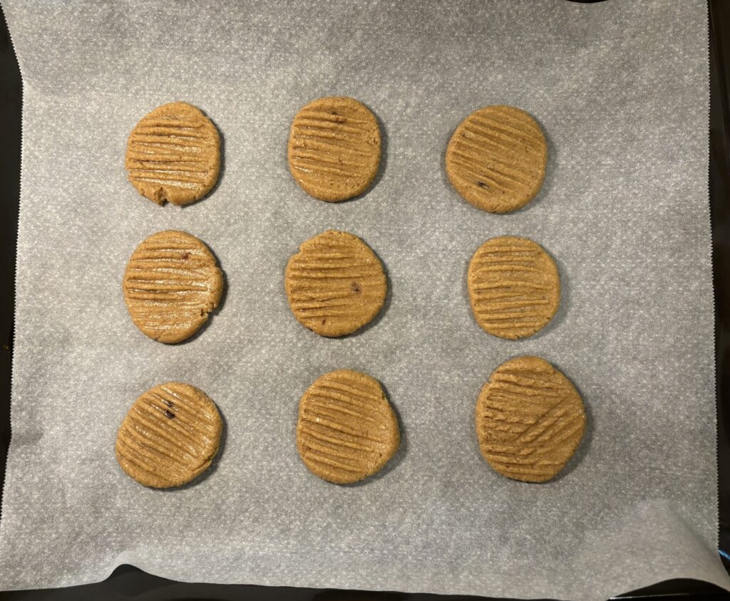 Dando forma a galletas sin gluten con tenedor para decoración rallada